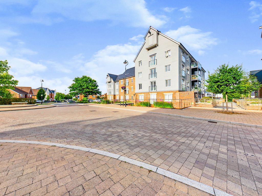 2 bed flat for sale in The Boulevard, Horsham RH12, £315,000