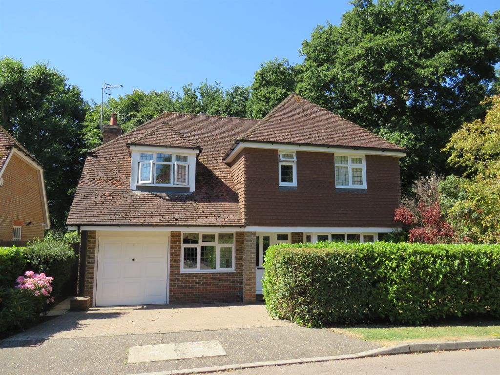 4 bed detached house for sale in Spring Copse, Copthorne, Crawley RH10, £800,000