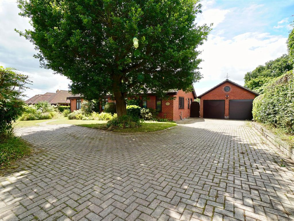 4 bed detached bungalow for sale in School Lane, Great Wigborough, Colchester CO5, £550,000