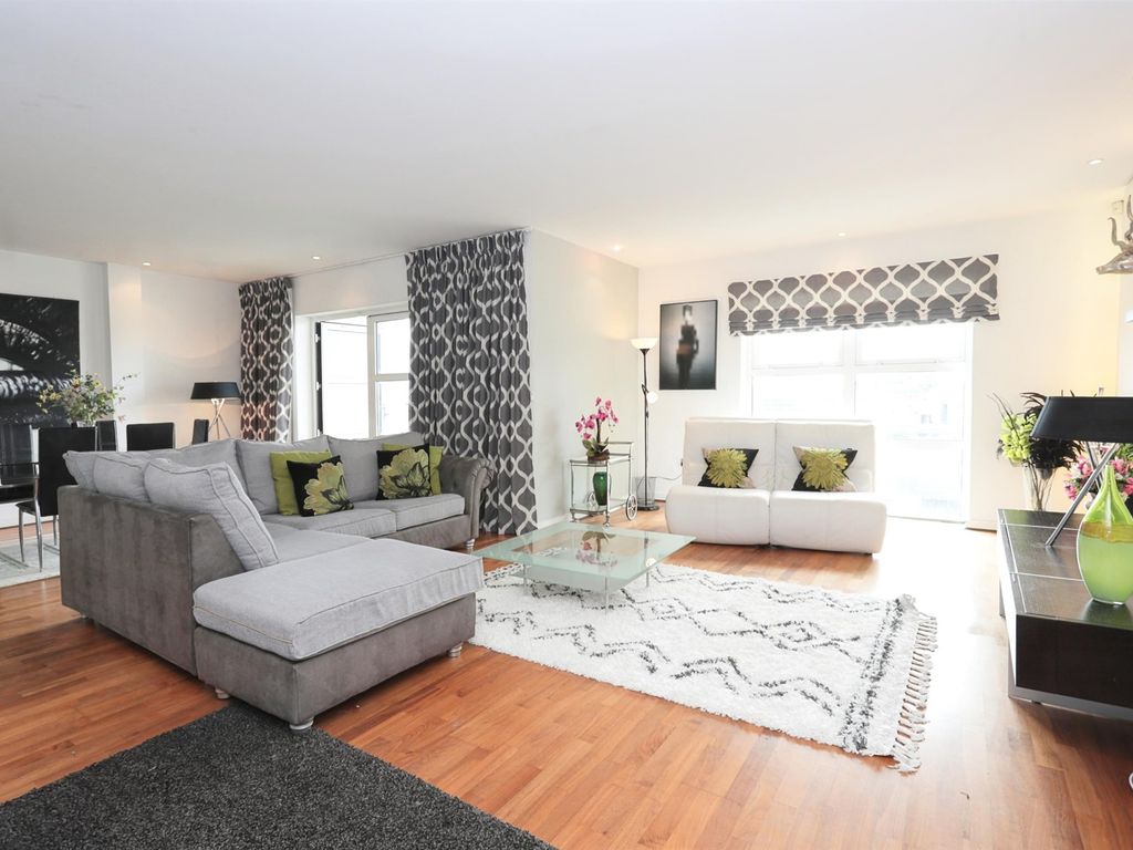 2 bed penthouse for sale in Greyfriars Road, Cardiff CF10, £550,000