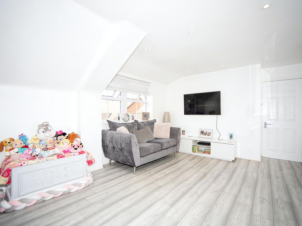 2 bed flat for sale in Bow Arrow Lane, Dartford DA2, £230,000