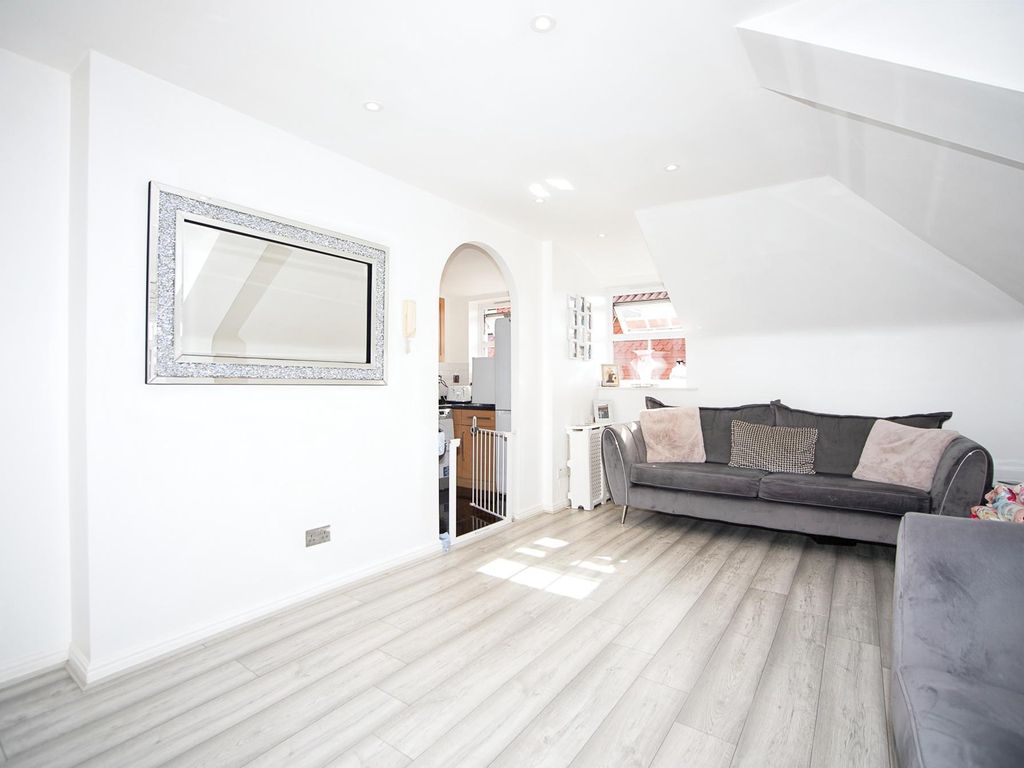 2 bed flat for sale in Bow Arrow Lane, Dartford DA2, £230,000