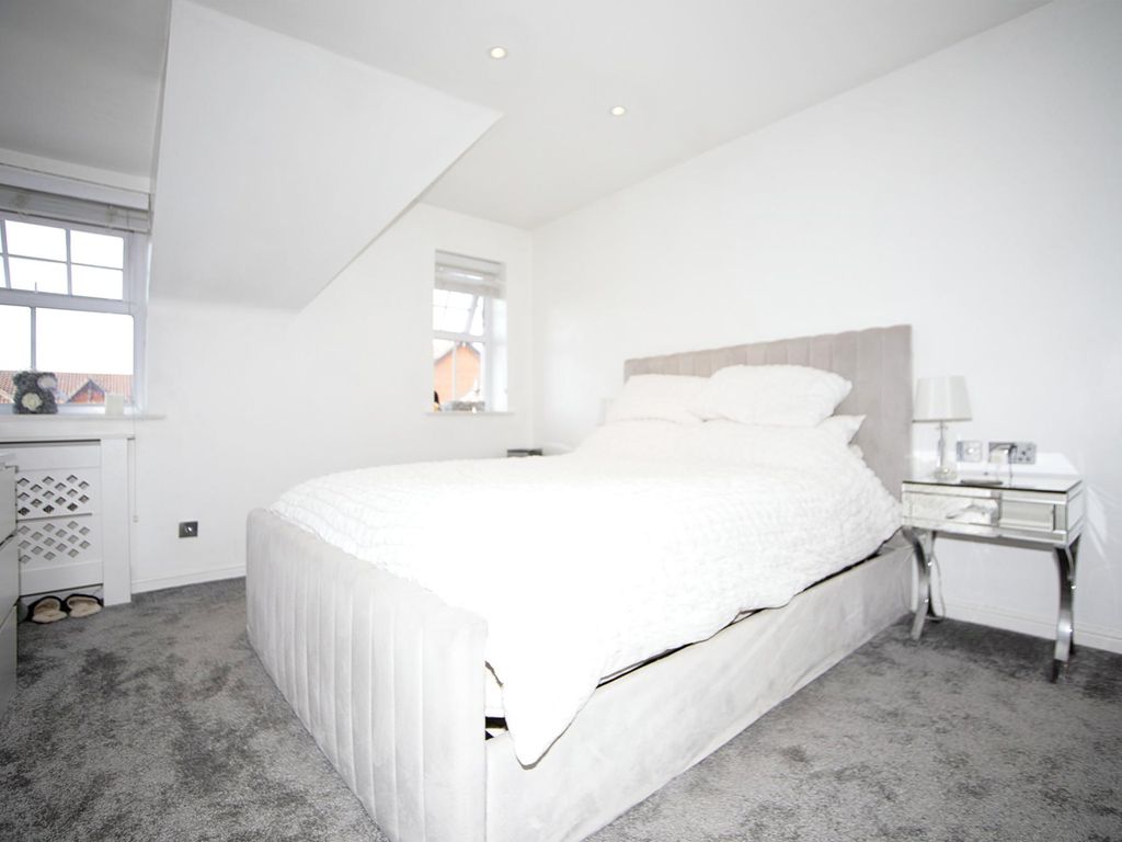 2 bed flat for sale in Bow Arrow Lane, Dartford DA2, £230,000