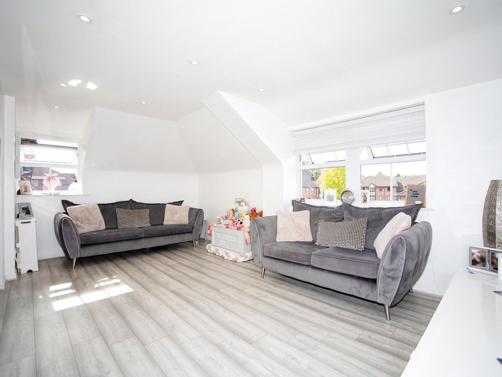 2 bed flat for sale in Bow Arrow Lane, Dartford DA2, £230,000