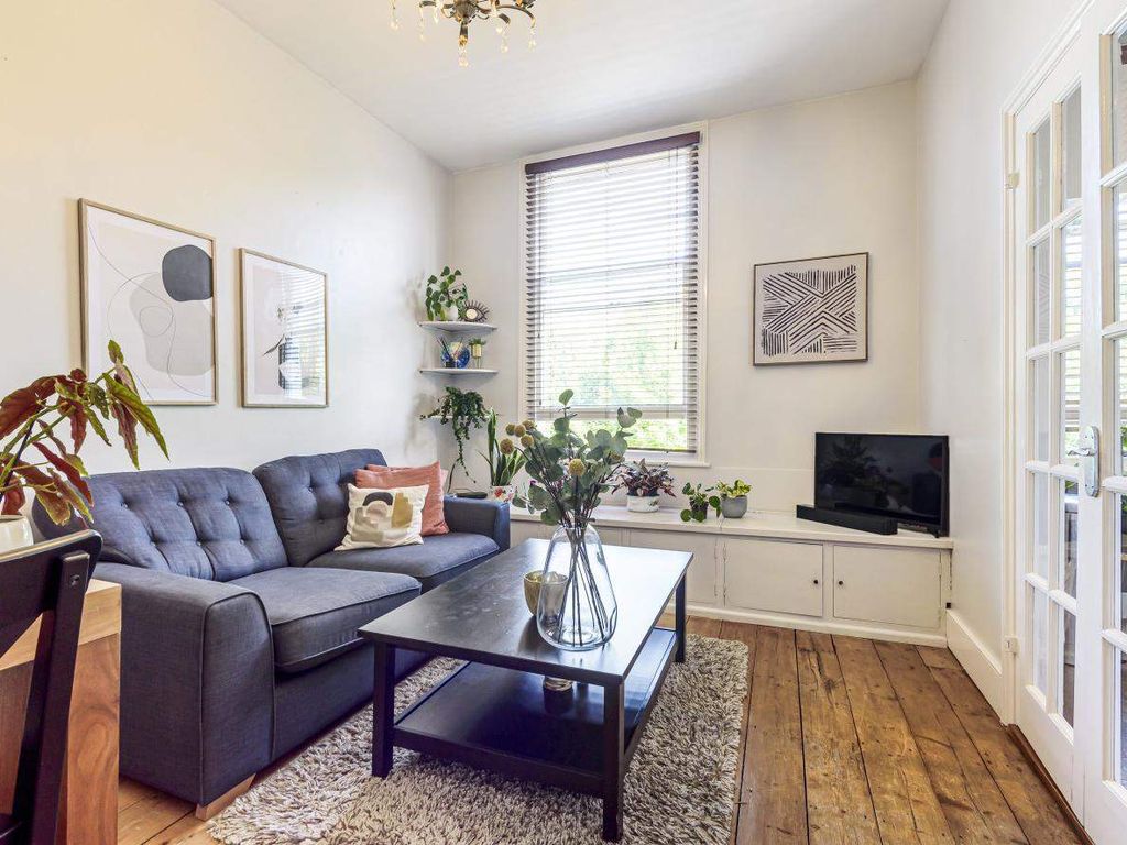 1 bed flat for sale in Lillie Road, London SW6, £400,000