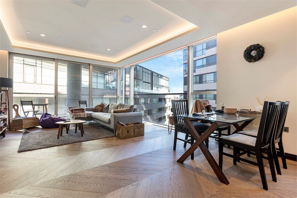 1 bed flat for sale in Balmoral House, Earls Way, London SE1, £1,200,000