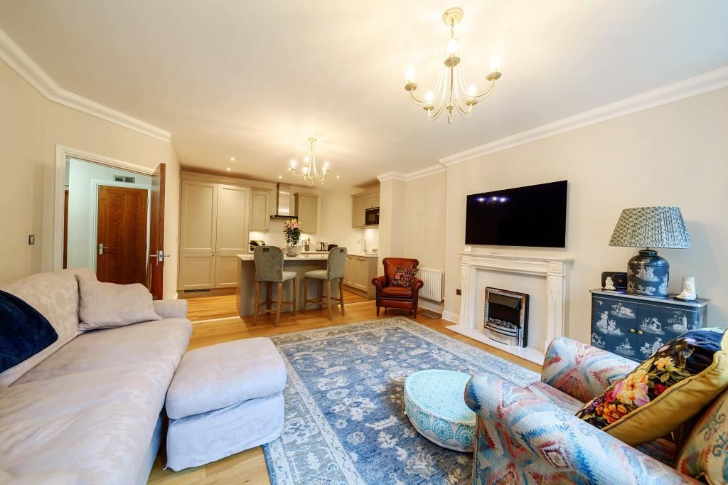 2 bed flat for sale in Ascot, Berkshire SL5, £400,000