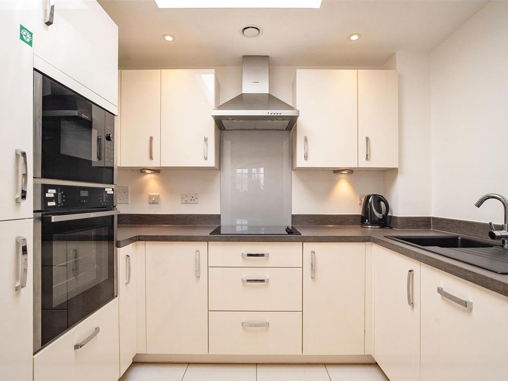 1 bed flat for sale in The Broadway, Amersham HP7, £550,000