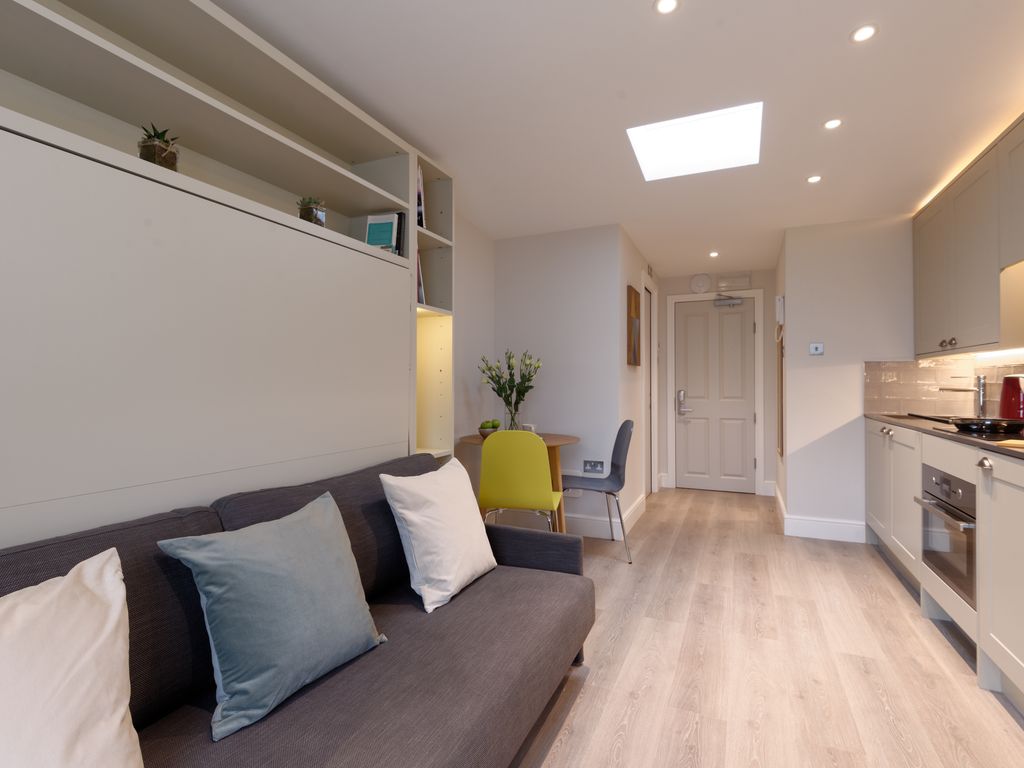 Studio to rent in 25 Linden Gardens, Notting Hill W2, £2,708 pcm