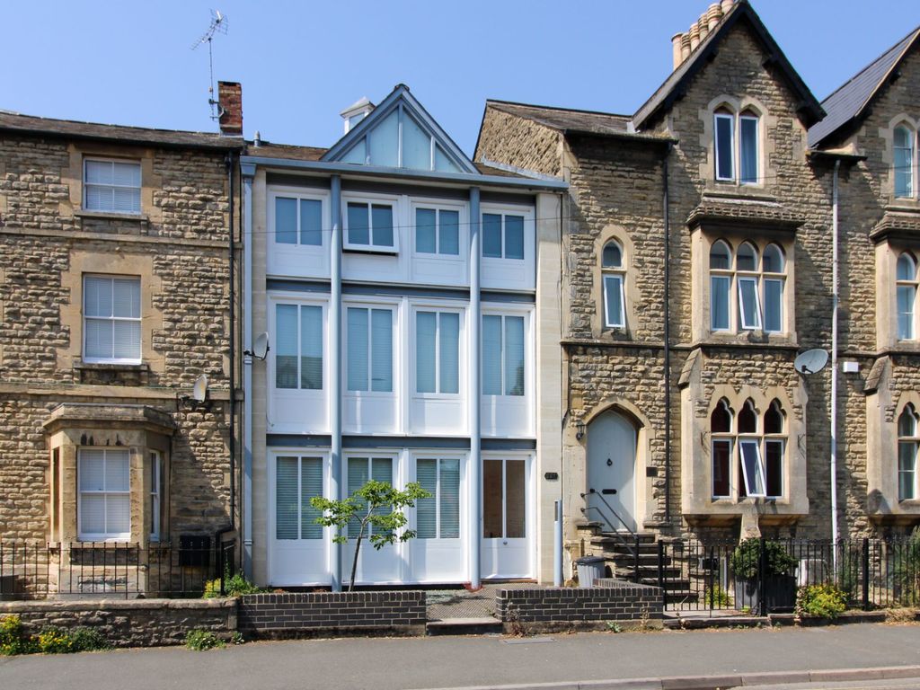 2 bed flat for sale in Victoria Road, Cirencester GL7, £185,000
