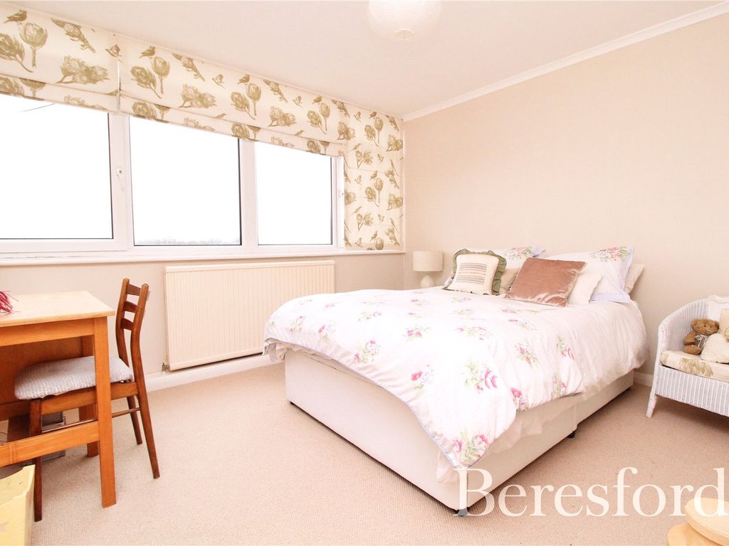 1 bed flat for sale in Pompadour Close, Warley CM14, £215,000