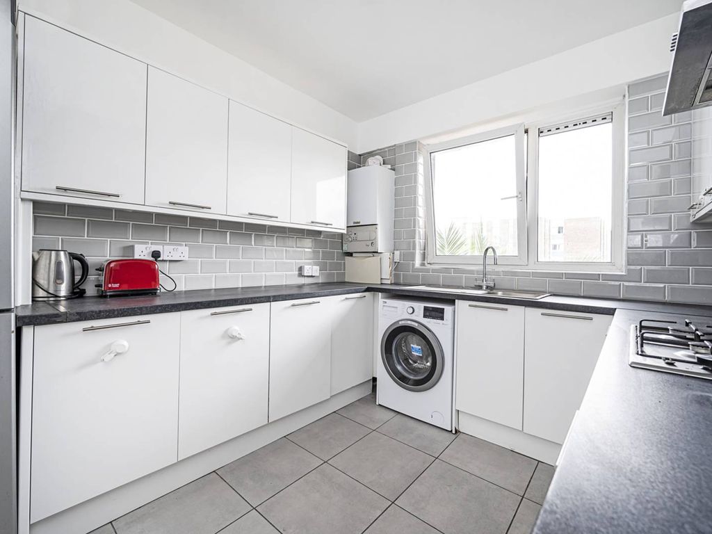 3 bed flat for sale in Hooke House, Gernon Road, Bow, London E3, £425,000