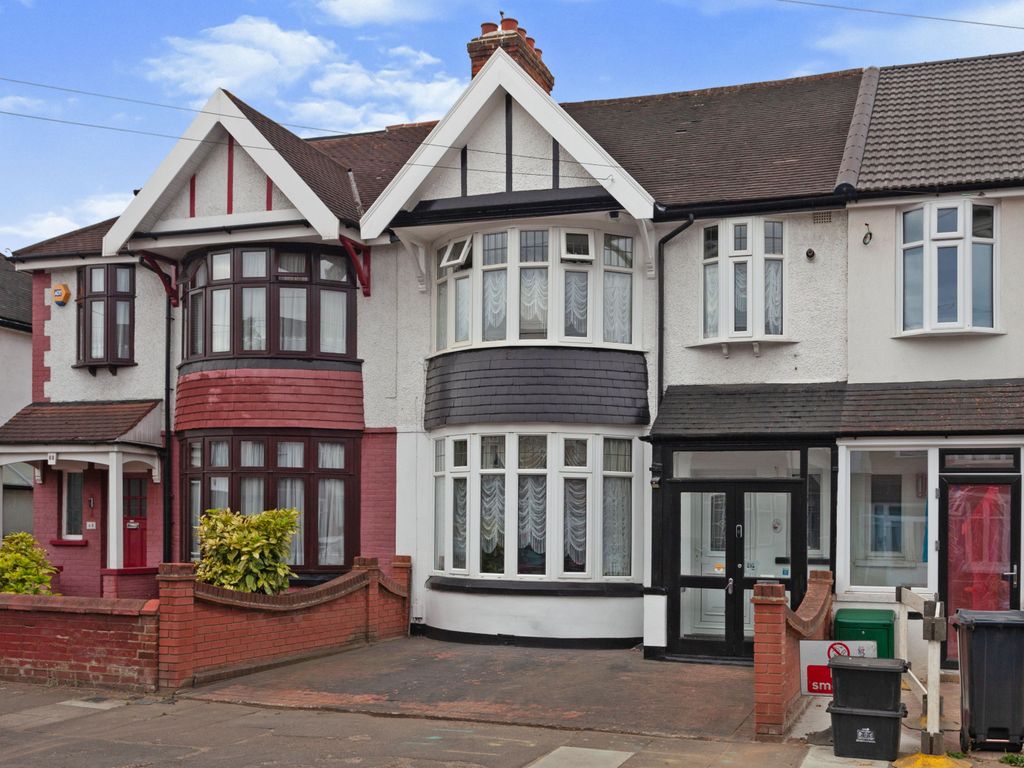 3 bed terraced house for sale in Malvern Drive, Ilford IG3, £545,000