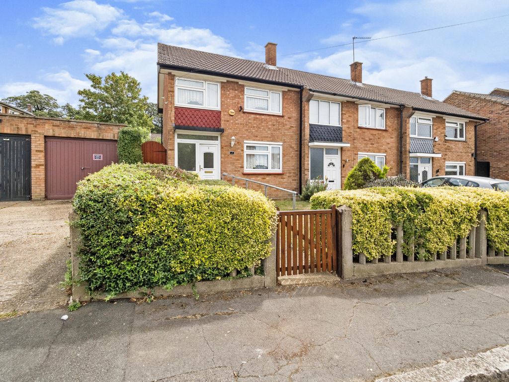 2 bed end terrace house for sale in Vicarage Road, Woodford Green IG8, £350,000