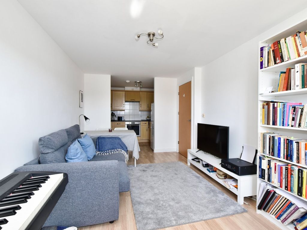 1 bed flat for sale in Ovaltine Drive, Kings Langley WD4, £200,000