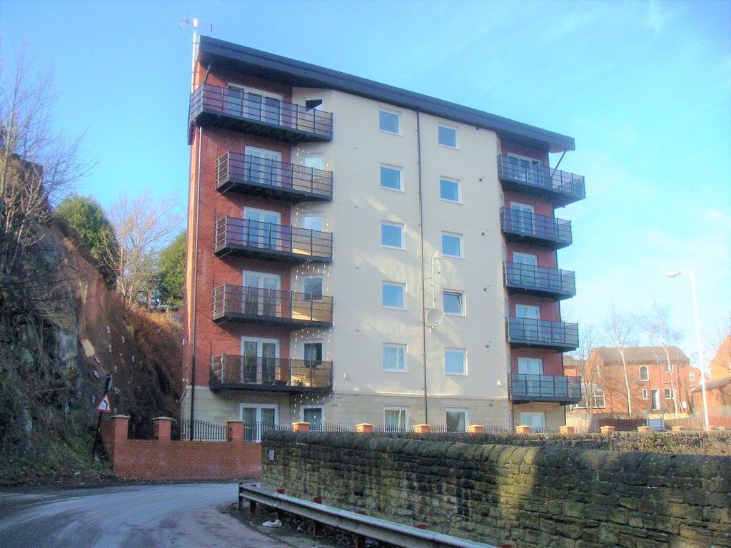 2 bed flat to rent in Barwick Court, Station Road, Morley, Leeds LS27, £895 pcm