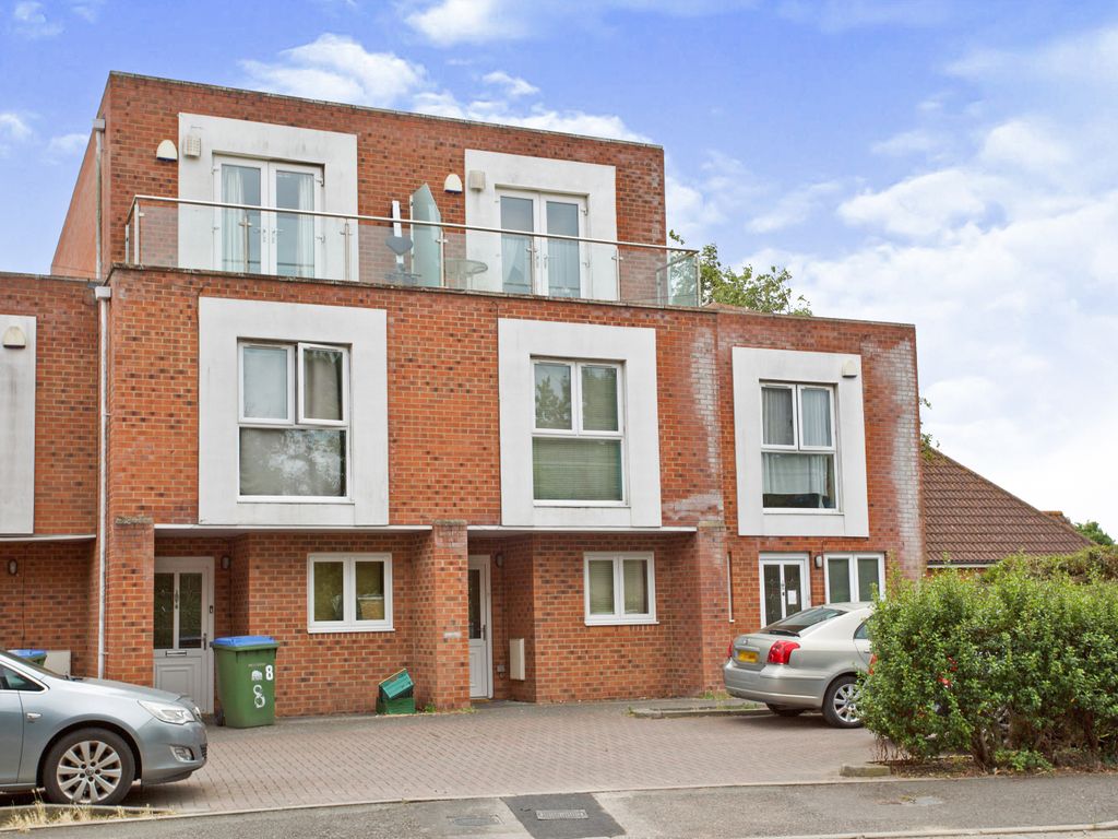 3 bed town house for sale in Weston Lane, Southampton SO19, £340,000