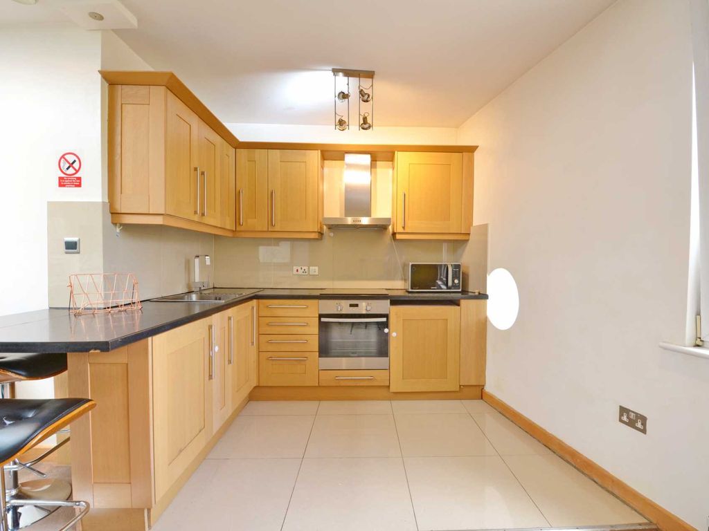 2 bed flat to rent in College Green, City Centre BS1, £3,000 pcm
