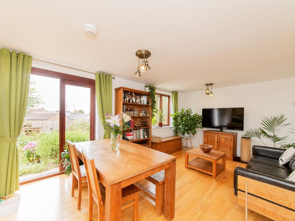 2 bed flat for sale in 4 Madoc Close, Childs Hill NW2, £575,000