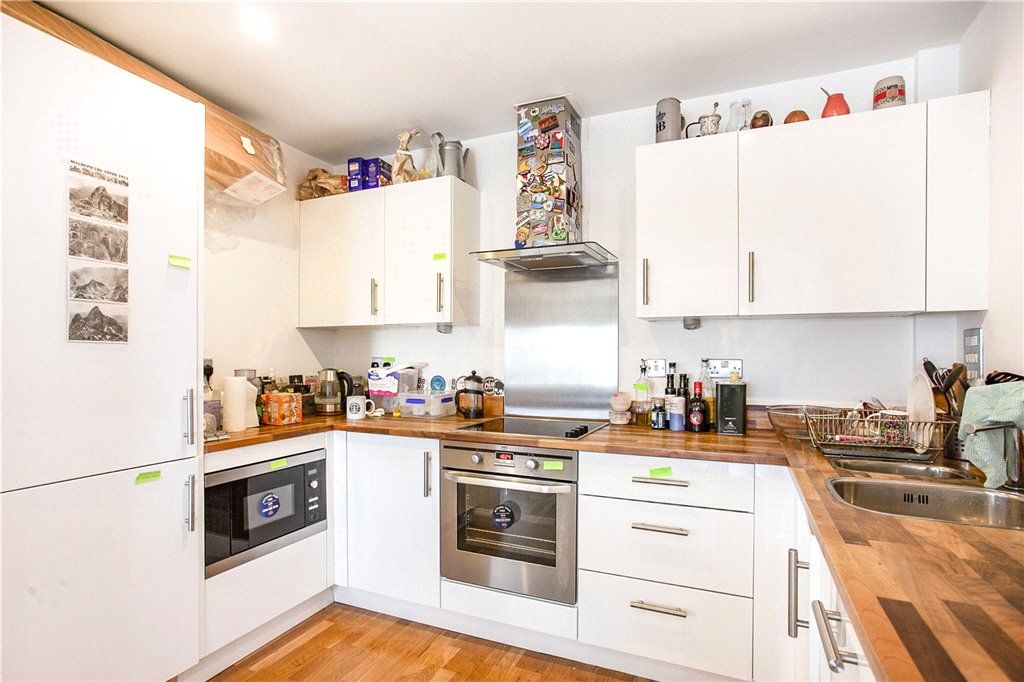 1 bed flat for sale in Sun Passage, London SE16, £375,000