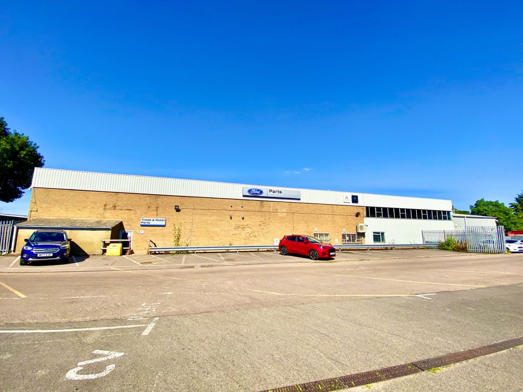 Industrial to let in 77-87, London Road, Dunstable, Bedfordshire LU6, £120,000 pa