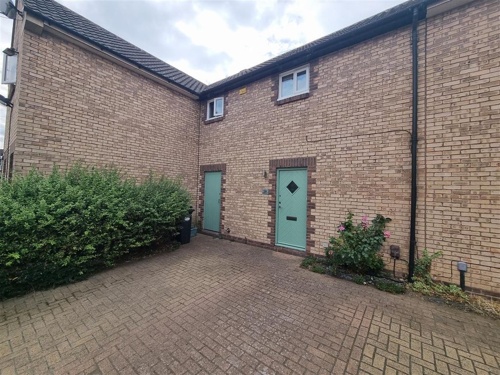 1 bed terraced house to rent in Loxwood Close, Feltham TW14, £1,400 pcm