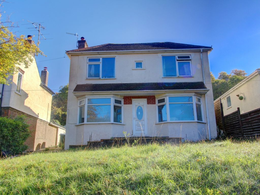 3 bed detached house for sale in New Road, High Wycombe HP12, £400,000
