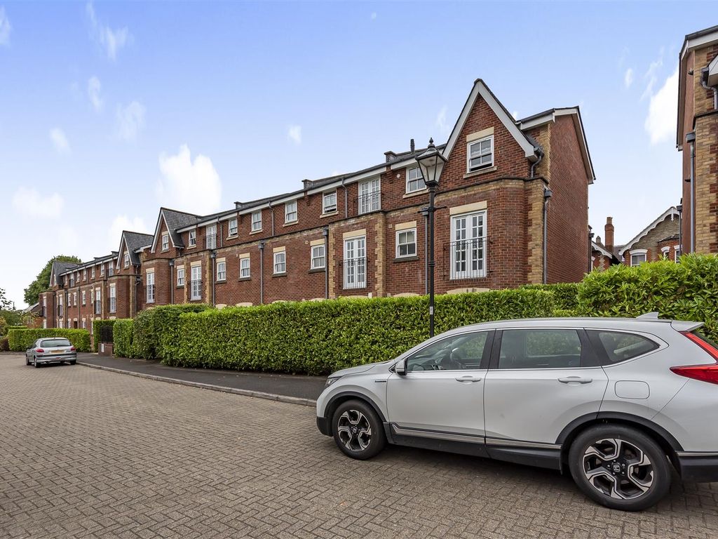 3 bed flat for sale in Sandfield Court, The Bars, Guildford GU1, £525,000
