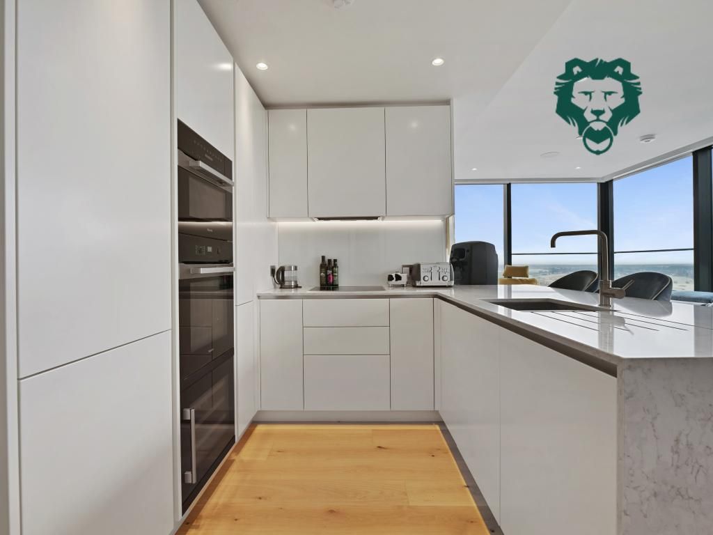 2 bed flat for sale in Marsh Wall, London E14, £1,350,000