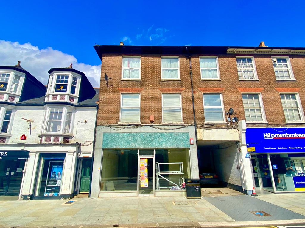 Retail premises to let in 40 High Street North, Dunstable, Bedfordshire LU6, £25,000 pa