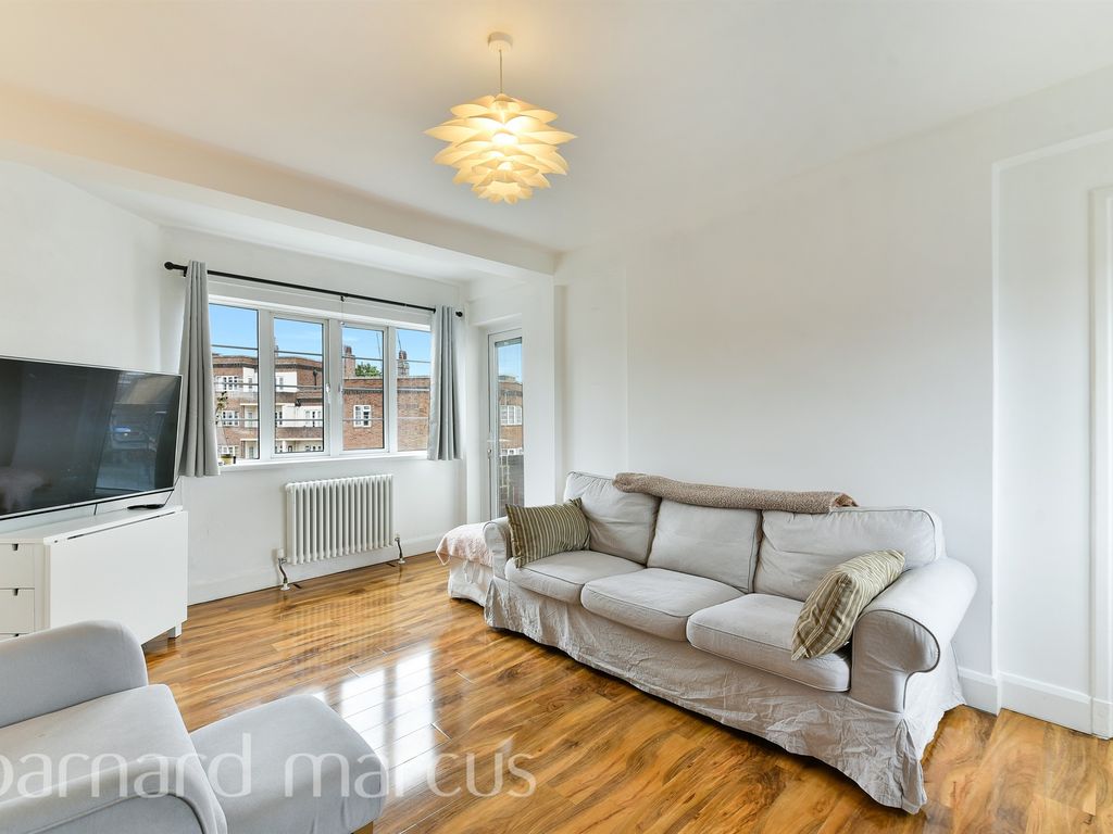 2 bed flat for sale in Chiswick Village, London W4, £435,000