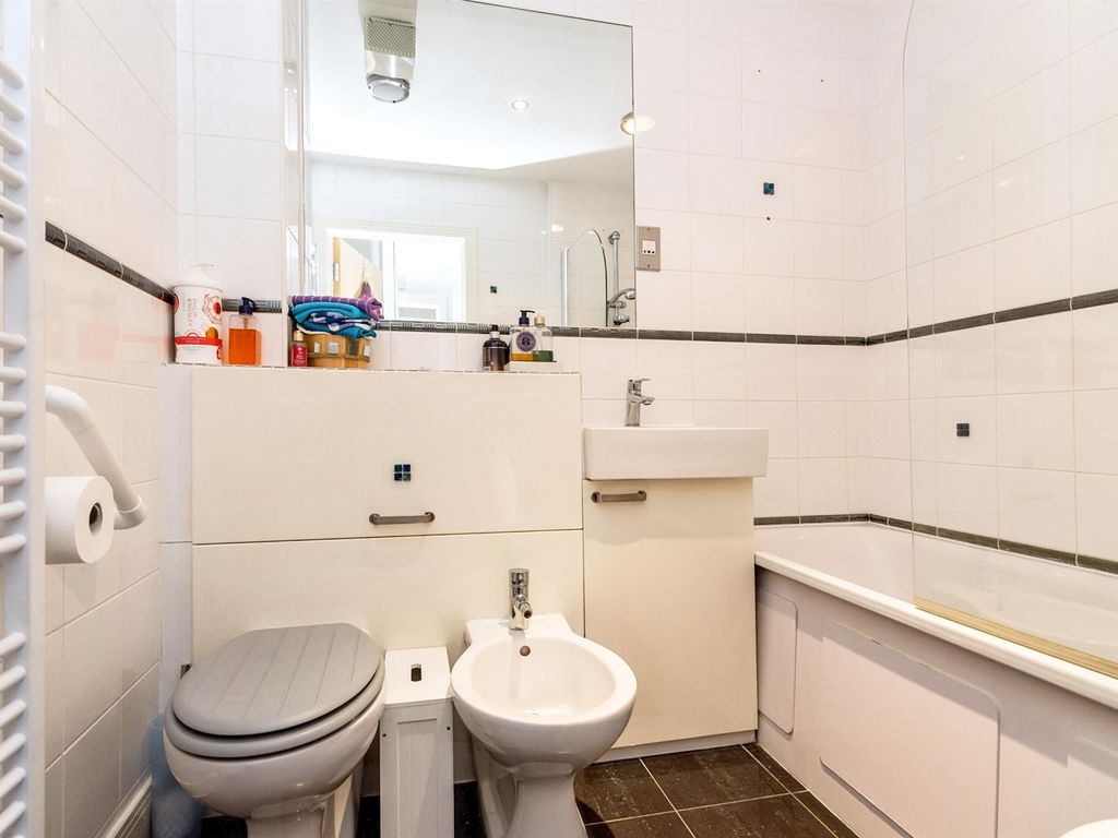 1 bed flat for sale in Birmingham Road, Sutton Coldfield B72, £165,000