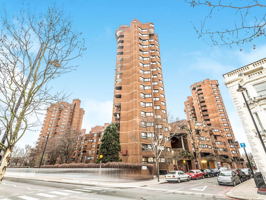 3 bed flat for sale in Upper Berenger Walk, World's End Estate, London SW10, £455,000