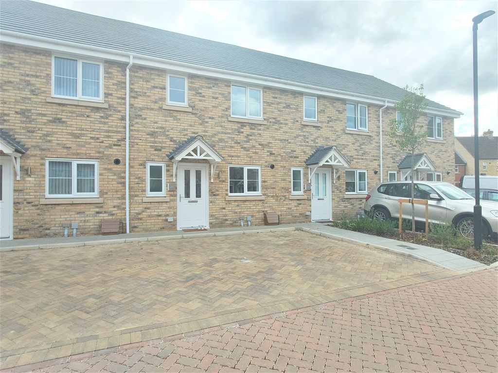3 bed property to rent in Houghton Way, Bury St. Edmunds IP33, £1,700 pcm