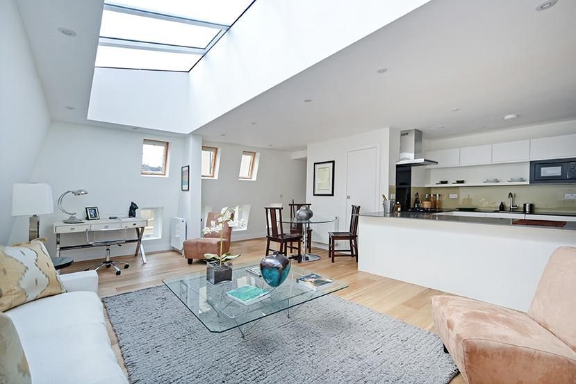 2 bed flat for sale in Broughton Road, London SW6, £795,000