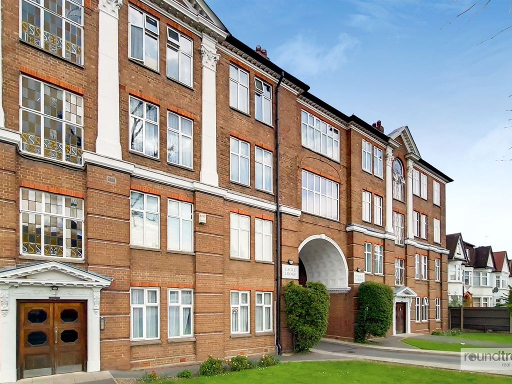 3 bed flat for sale in Golders Green Road, London NW11, £550,000