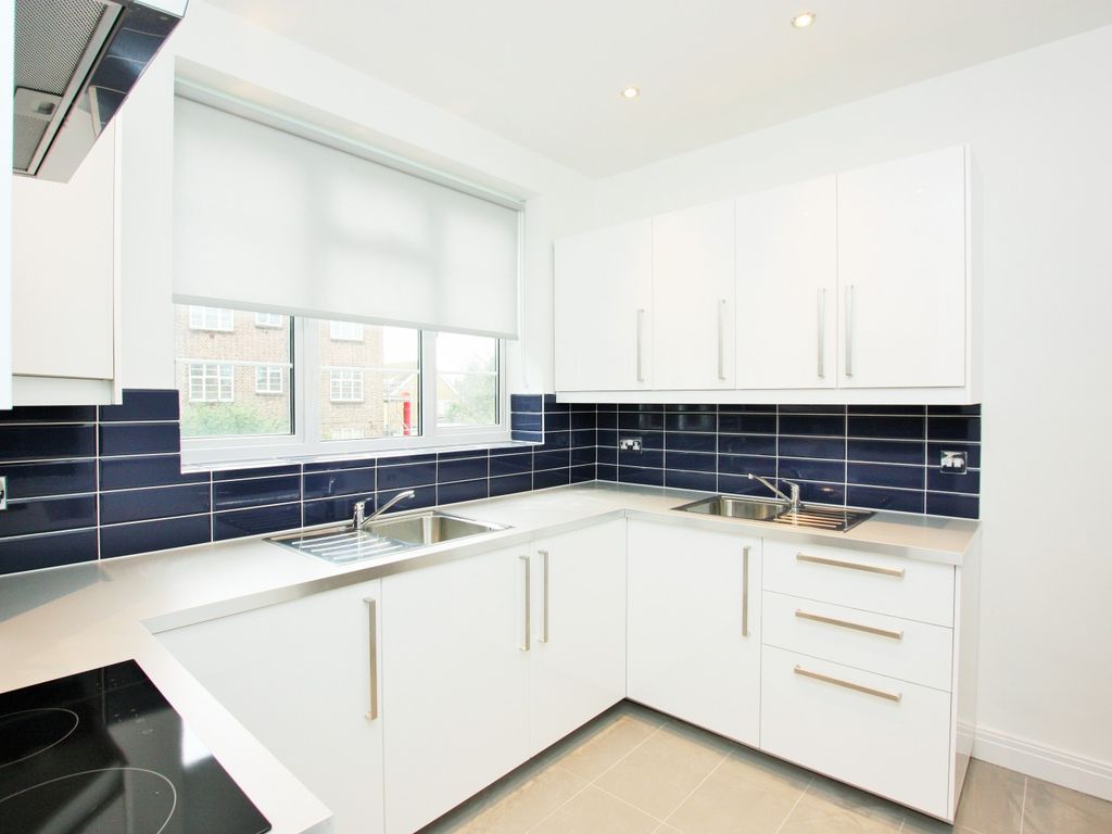 2 bed flat for sale in Windsor Court, Golders Green Road, Golders Green, London NW11, £599,950