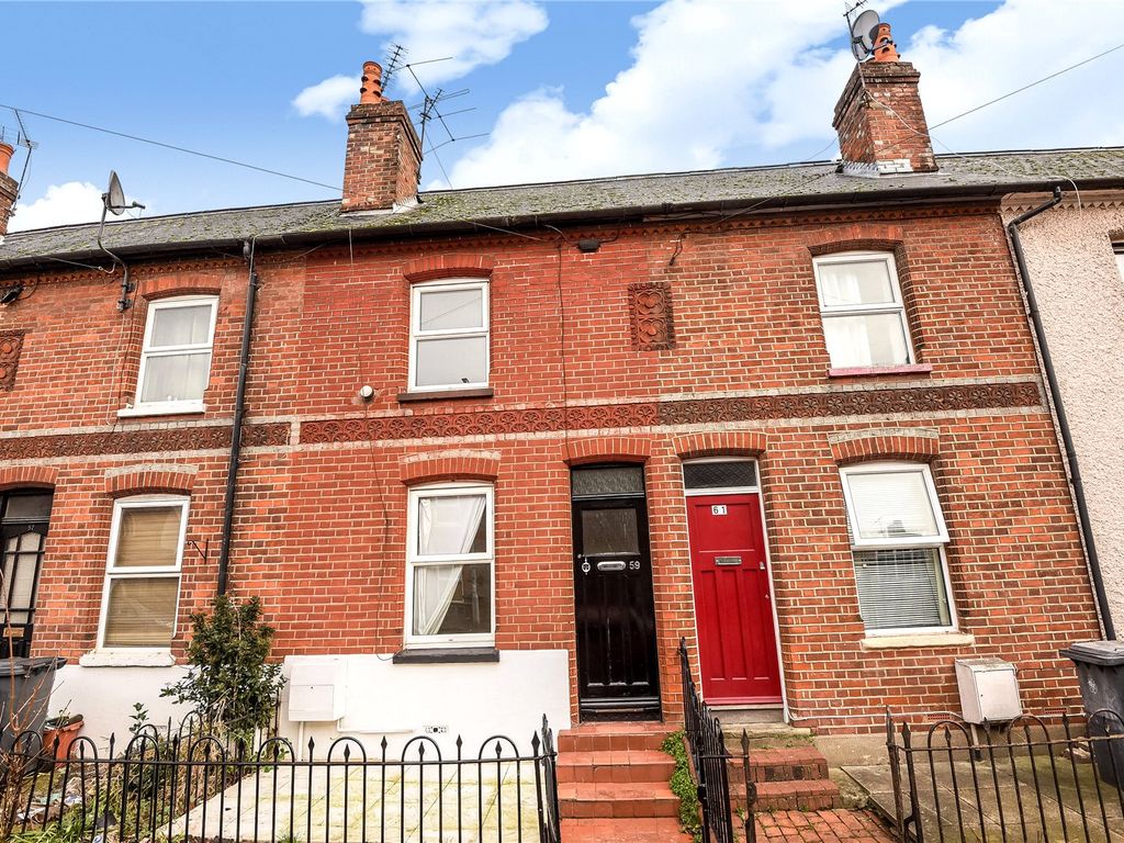 3 bed terraced house to rent in Elgar Road, Reading, Berkshire RG2, £1,600 pcm