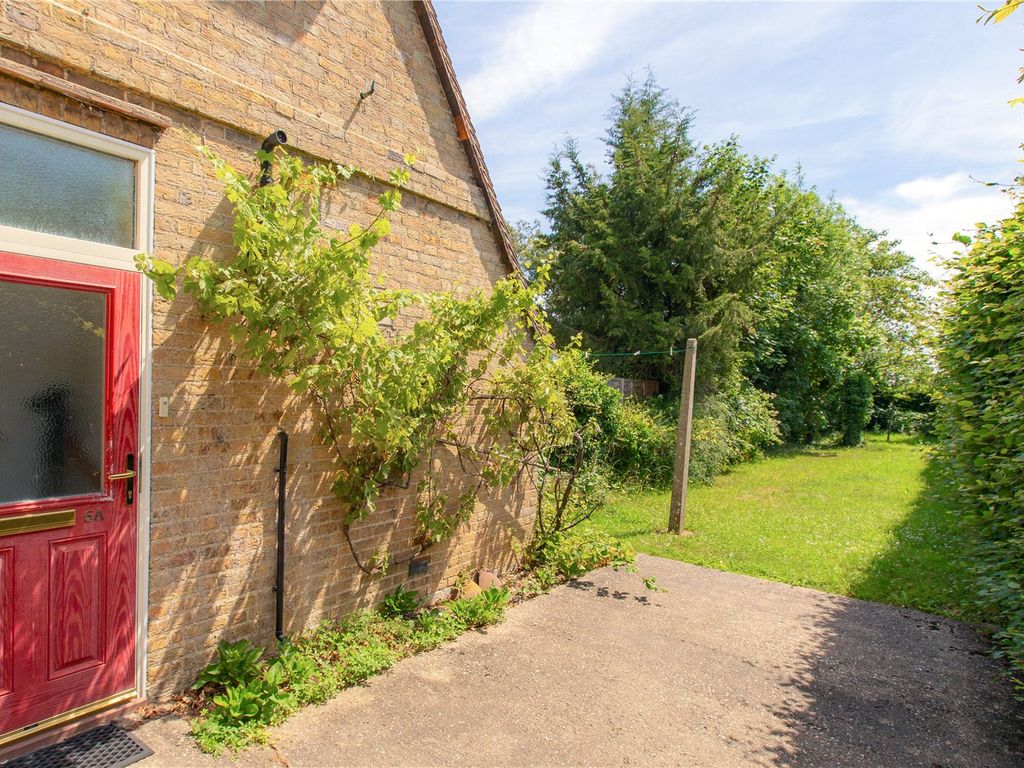 2 bed detached house for sale in Howes Place, Cambridge CB3, £575,000