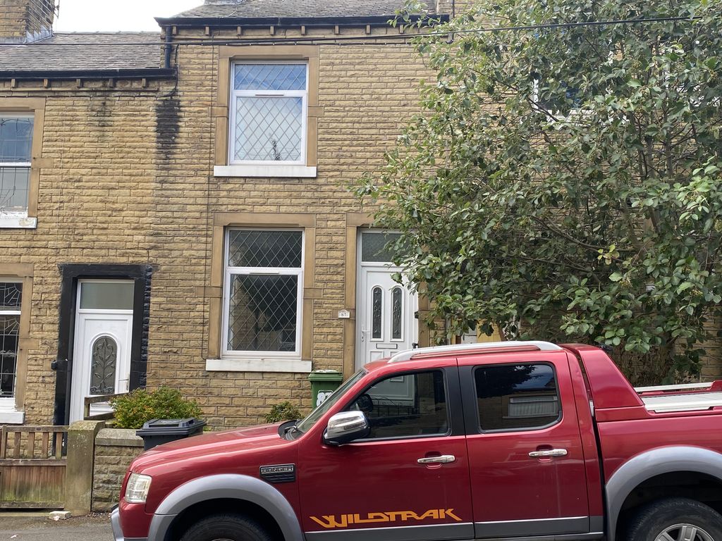 2 bed terraced house to rent in Lightcliffe Road, Huddersfield HD4, £625 pcm