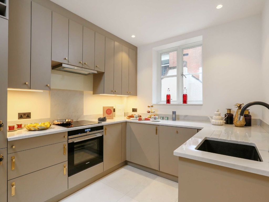 1 bed flat for sale in South Audley Street, London W1K, £1,300,000