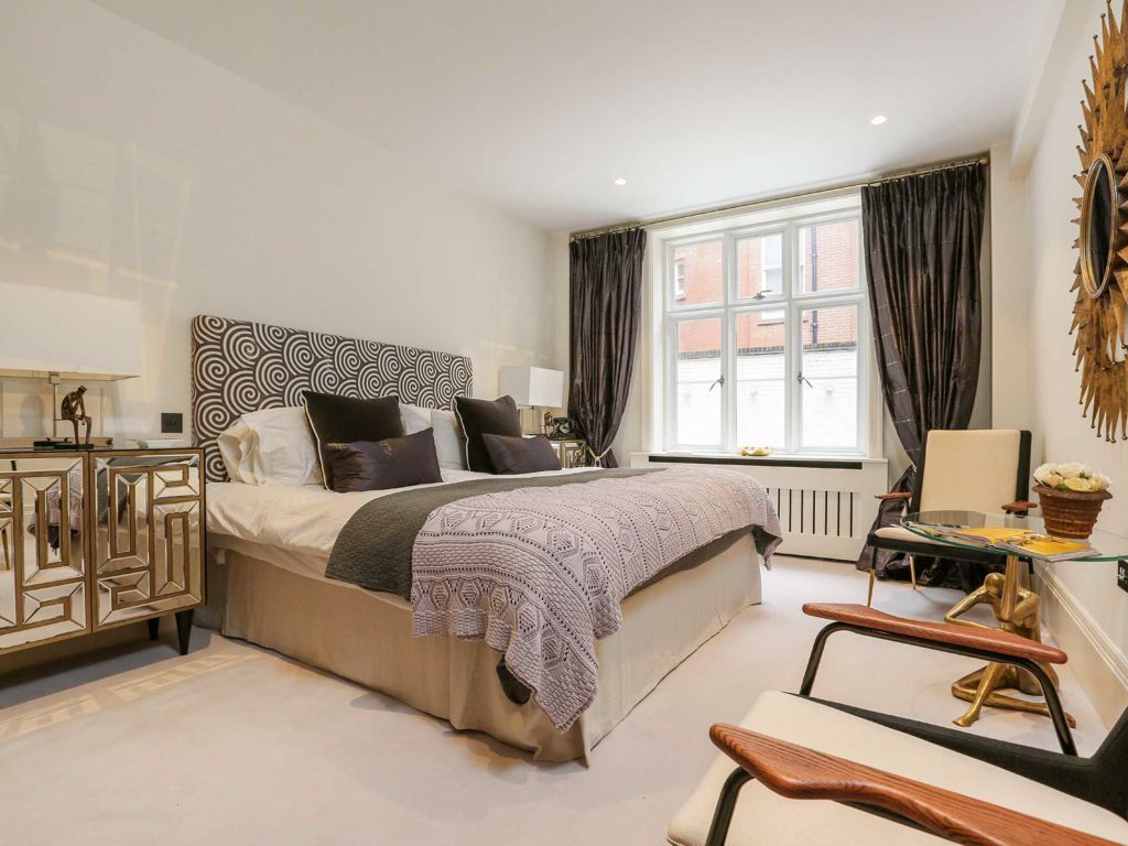 1 bed flat for sale in South Audley Street, London W1K, £1,300,000