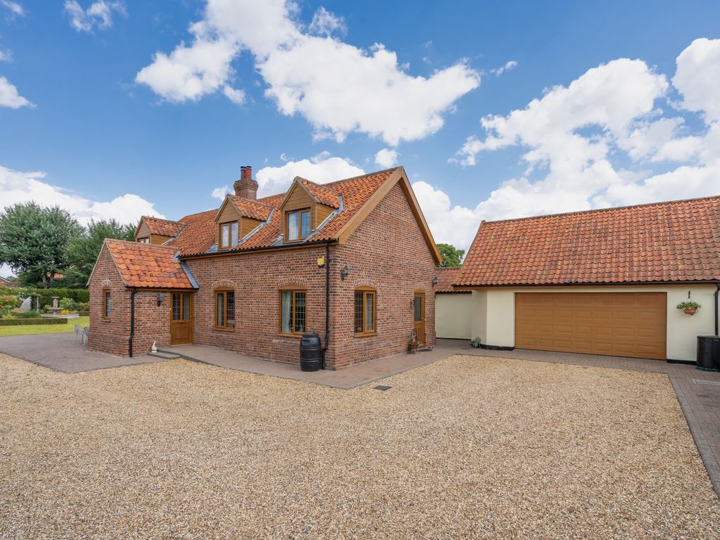 3 bed detached house for sale in Common Road, Forncett St. Peter, Norwich NR16, £595,000