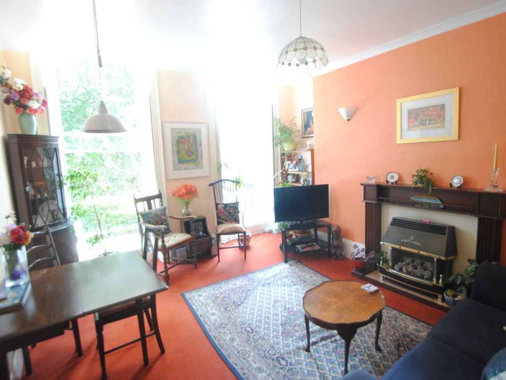 2 bed flat for sale in St James Square, Bath BA1, £535,000