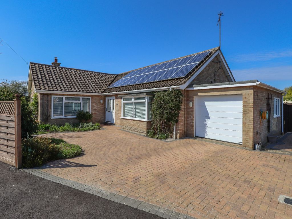 3 bed detached bungalow for sale in South Moor Drive, Heacham, King's Lynn PE31, £475,000
