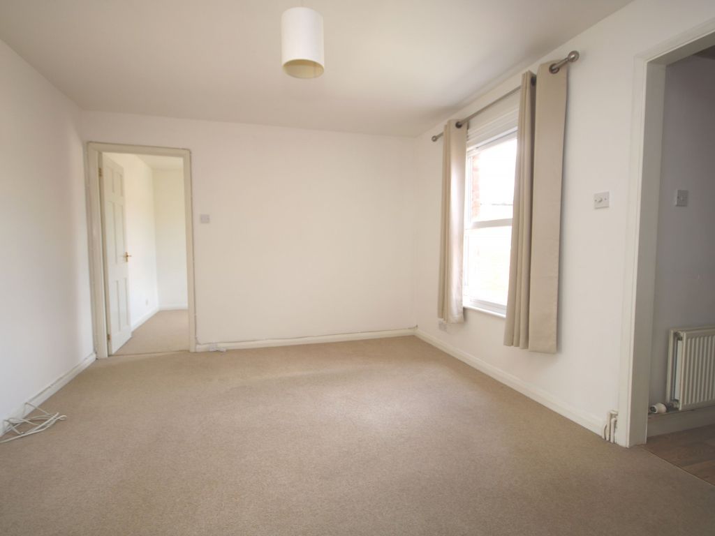 2 bed flat to rent in Reading Road, Henley-On-Thames, Oxfordshire RG9, £1,350 pcm