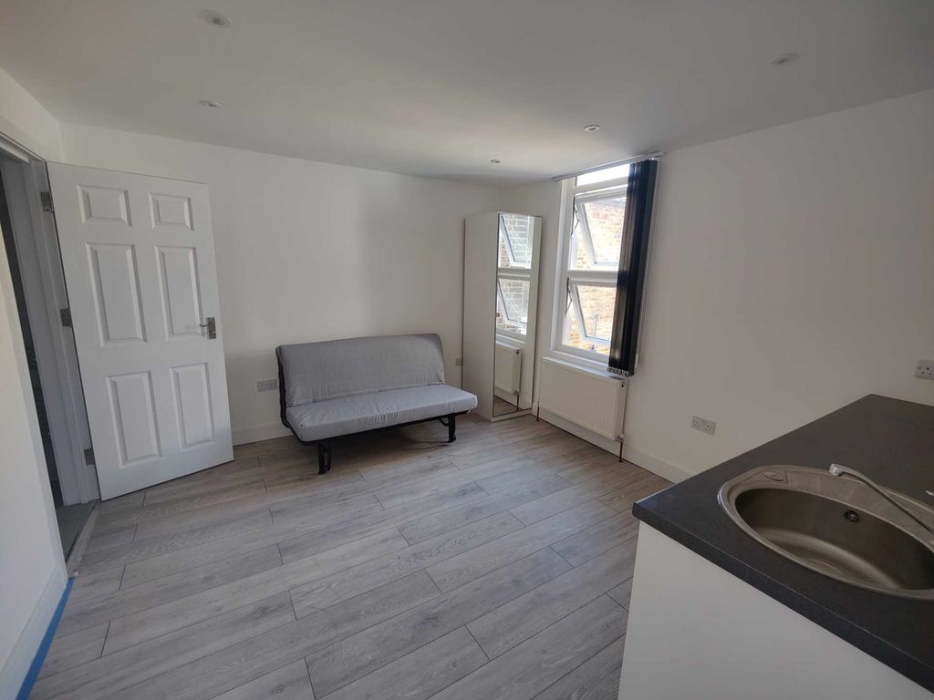 Studio to rent in Hillcrest Road, Acton W3, £1,000 pcm