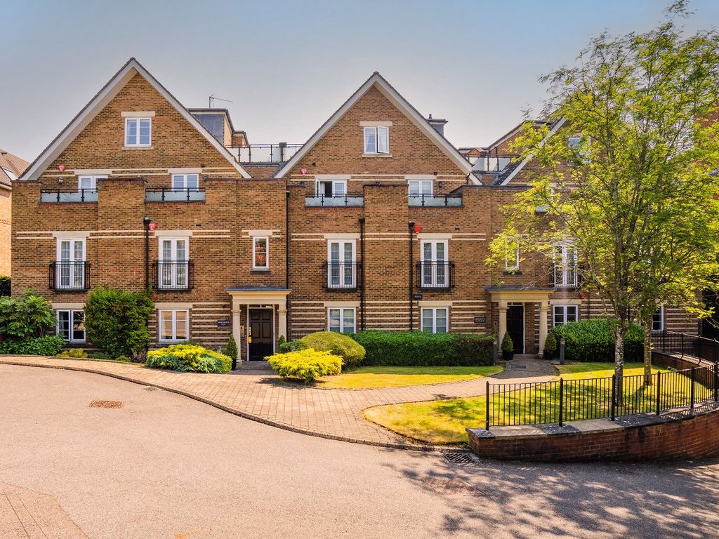 2 bed flat for sale in Packhorse Road, Gerrards Cross, Buckinghamshire SL9, £1,100,000