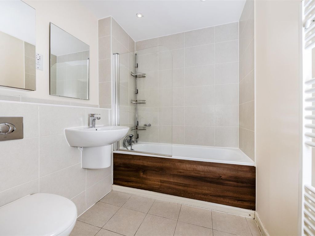 2 bed flat for sale in Thirleby Road, London NW7, £485,000
