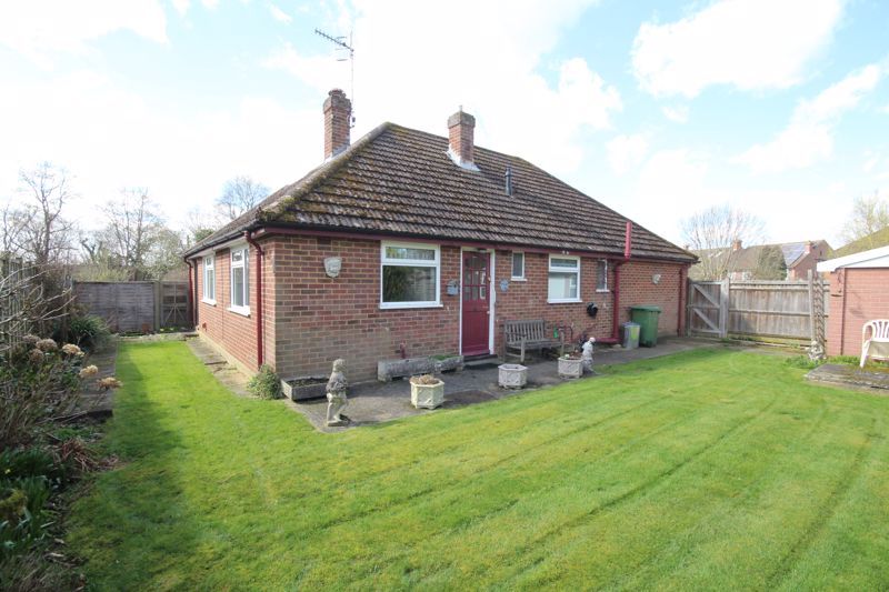3 bed detached bungalow for sale in Wyndham Close, Leigh, Tonbridge TN11, £575,000